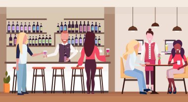 Kadınlar ayakta tutan şarap şişe ve cam barmen ve garson mix yarış müşterilerine modern café iç düz yatay hizmet sayaç içme alkol barmen bar