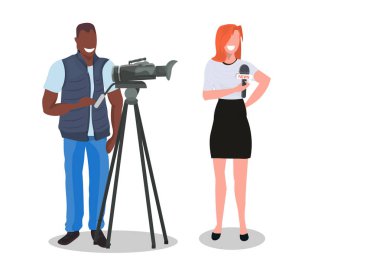 kadın gazeteci kamera adam canlı haber operatör video kamera tripod film kavramı tam uzunlukta düz yatay yapım kullanarak muhabir filme sunulması ile