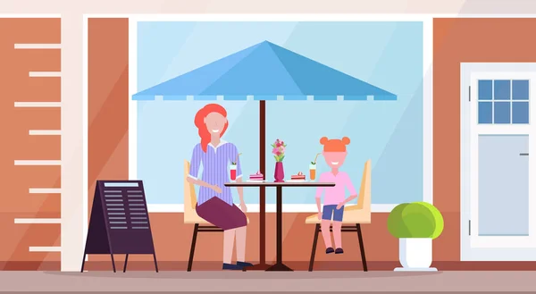 Mãe com filha sentado moderno café de verão beber coquetéis e comer bolos rua restaurante terraço ao ar livre cafetaria exterior horizontal comprimento total — Vetor de Stock