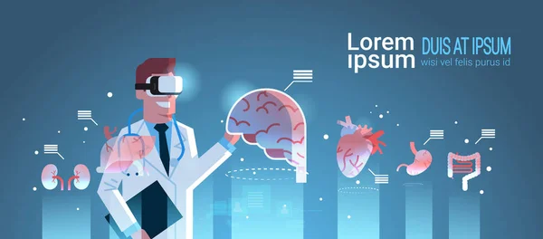 Médico masculino con gafas digitales buscando realidad virtual cerebro órganos humanos infografía anatomía médica vr auriculares visión concepto moderno clínica horizontal espacio de copia — Vector de stock