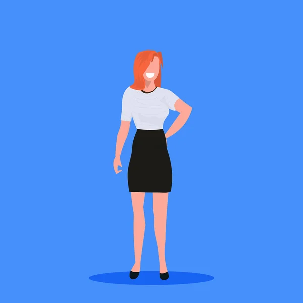 Atraktivní podnikatelka drží kabelku stojící pozice usmívá ryšavý obchodní žena office pracovník ženské kreslený charakter plochá modré po celé délce pozadí — Stockový vektor