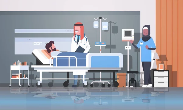 Médico árabe y enfermera en hijab visita paciente hombre acostado cama con cuentagotas terapia intensiva sala concepto de salud hospital habitación interior clínica médica horizontal longitud completa — Vector de stock