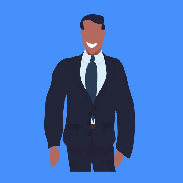 Счастливый бизнесмен в костюме стоящий позирует африканский бизнесмен офисный работник мужчина персонаж мультфильма портрет голубой фон — стоковый вектор