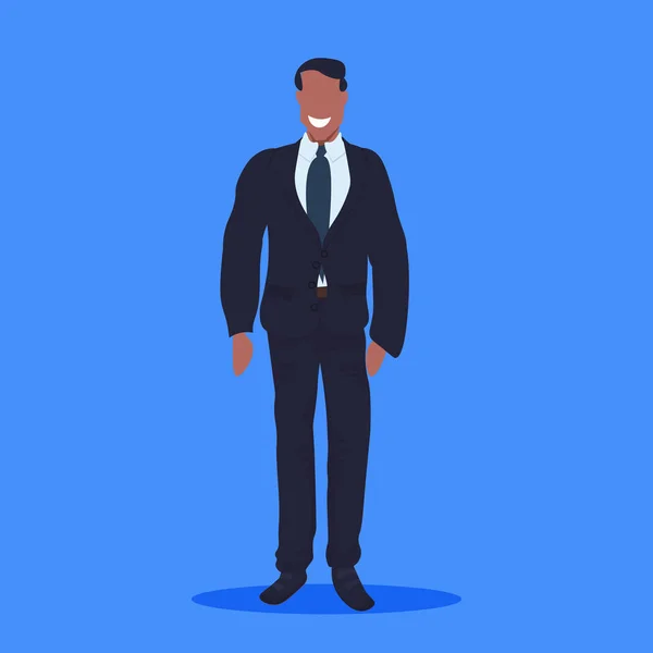 Gelukkig zakenman in pak permanent pose Afro-Amerikaanse zakenman kantoor werknemer mannelijke cartoon karakter volledige lengt plat blauwe achtergrond — Stockvector