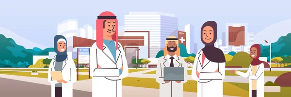 Група арабських лікарів у формі, що стоїть разом перед лікарнею будівлі медичної клініки зовнішній міський пейзажний фон портрет плоский горизонтальний — стоковий вектор