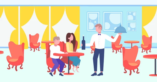 Visitantes pareja sentada en mesa de restaurante camarero que sirve comida y vino moderno café interior personal hospitalidad concepto horizontal plana longitud completa vector ilustración — Archivo Imágenes Vectoriales