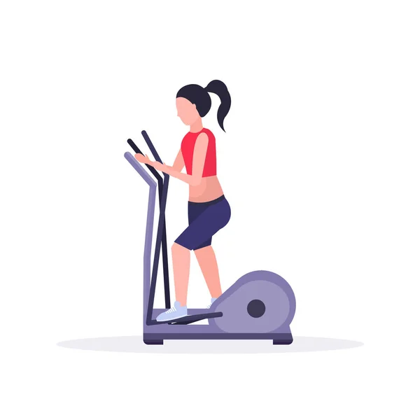 Mujer de los deportes haciendo ejercicio cardiovascular chica utilizando aparato de entrenamiento de la máquina de deporte que trabaja en gimnasio crossfit entrenamiento estilo de vida saludable concepto plano fondo blanco horizontal — Vector de stock