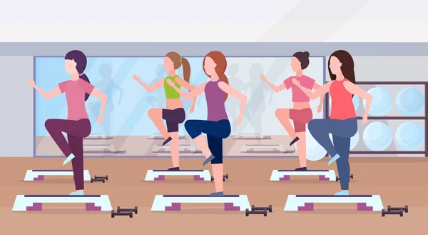 运动妇女团体做蹲在步平台女孩训练在健身房有氧腿锻炼健康的生活方式概念平面现代健身俱乐部工作室内部水平 — 图库矢量图片
