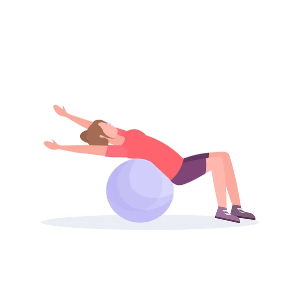 Спортивна жінка лежить фітнес м'яч дівчина робить вправи тренування в тренажерному залі аеробних пілатесів тренування здорового способу життя концепція плоский білий фон — стоковий вектор
