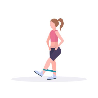 Sportif kadın direniş band kızla spor salonunda egzersiz sağlıklı yaşam konsepti düz beyaz arka plan germe eğitim egzersizleri yapıyor