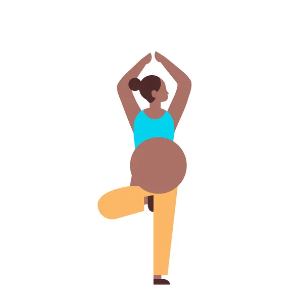 Mulher grávida fazendo exercícios de ioga menina americana africana trabalhando para fora aptidão gravidez saudável estilo de vida conceito personagem de desenho animado feminino comprimento total fundo branco — Vetor de Stock
