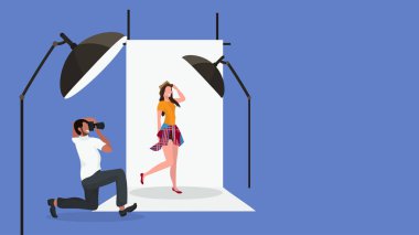 güzel seksi kadın model modern fotoğraf stüdyosu iç yatay tam boy poz çekim diz üstünde duran profesyonel adam fotoğrafçı