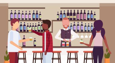 Tekdüzen dökme içki kokteyl yapmak ve sayaç modern Restoran iç içme alkol, düz yatay konuşurken mix yarış müşterilerine hizmet gözlük barmen barmen