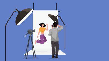 profesyonel adam fotoğrafçı çekim güzel kadın kız poz moda çekimi modern fotoğraf studio iç yıldırım ekipman yatay tam uzunlukta ile model