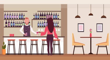 şarap şişesi ve cam barmen hizmet istemci modern Restoran iç düz yatay tutarak sayaç içme alkol barmen ayakta kadın