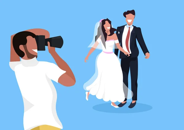 Fotógrafo de boda disparos en la cámara recién casados hombre mujer pareja posando juntos hombre tomando foto profesional horizontal plana — Archivo Imágenes Vectoriales