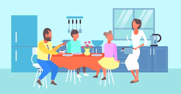 Šťastná rodina s snídaně hospodyňka porci potravin k její manžel a děti, které sedí na jídelní stůl moderní kuchyni interiéru kreslený postavy celé délce rovinnou a vodorovnou — Stockový vektor