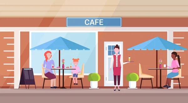 Αναμίξτε φυλή ανθρώπων επισκέπτες συνεδρίαση μοντέρνα καλοκαιρινά Cafe σερβιτόρα καταστήματος εξυπηρετούν επισκέπτες δρόμο εστιατόριο βεράντα εξωτερική καφετέρια εξωτερικά οριζόντιας και επίπεδης πλήρες μήκος — Διανυσματικό Αρχείο