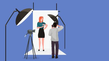 profesyonel adam fotoğrafçı çekim güzel kadın kız poz moda çekimi modern fotoğraf studio iç yıldırım ekipman yatay tam uzunlukta ile model