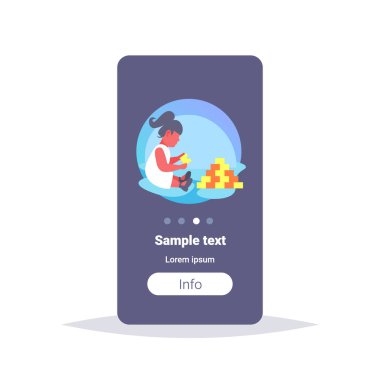 küçük okul öncesi kız renkli inşaat oyuncakla oynamak sevimli çocuk çocukluk kavramı çizgi film karakteri tam uzunlukta kopya alan üzerinde oturan engeller