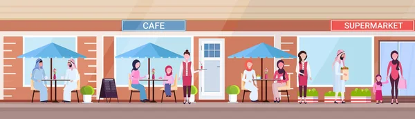 Αραβικός κόσμος επισκέπτες κάθονται το καλοκαίρι καφέ shop Αραβικά τους πελάτες που κατέχουν αγορές μπροστά από σούπερ μάρκετ εξωτερικό αστικών οδών έννοια οριζόντια banner πλήρες μήκος — Διανυσματικό Αρχείο