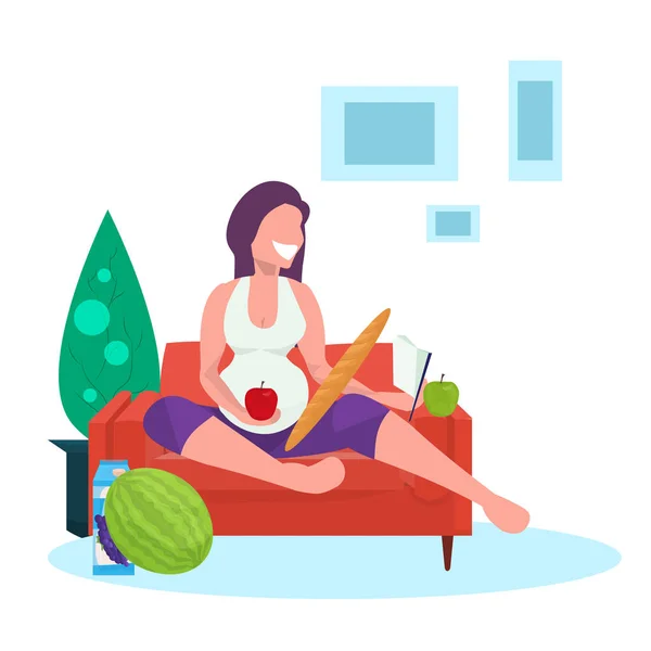 Happy těhotná žena čtení knihy a jíst čerstvé ovoce dívka sedící na gauči těhotenství a mateřství koncept ploché plné délce obýváku interiér — Stockový vektor