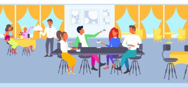 Cafe masa gençler modern Restoran iç daire tam uzunlukta yatay toplantı sırasında konuşmayı oturup kahve birlikte arkadaşları içme öğrenci grubu