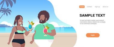 şişman obez çift kokteyl tropikal deniz plaj kilolu adam kadın eğleniyor içme yaz tatil kavramı Deniz kenarındaki güzel manzara arka plan portre yatay kopya alanı