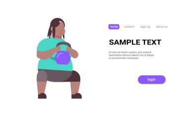 şişman obez kadın kettlebell Afro-Amerikan kilolu şişko kız spor stüdyo egzersiz kilo kaybı kavramı düz beyaz arka plan kopya alanı içinde eğitim egzersizleri yapıyor