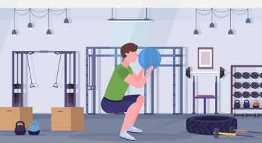 Tıp deri topu adam eğitim kardiyo egzersiz kavramı modern bir spor salonu sağlık stüdyo kulüp iç yatay tam uzunlukta ile çalışmaları yapan sportif erkek ağız kavgası