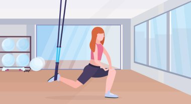 Sportif kadının yapması süspansiyon fitness askıları Elastik ipi kız eğitim crossfit egzersiz kavramı modern bir spor salonu sağlık kulübü studio iç yatay tam uzunlukta egzersiziyle ağız kavgası