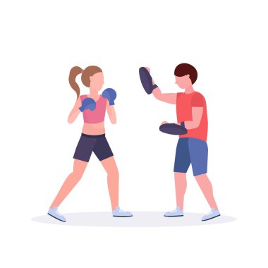 sporcumuz boxer erkek eğitmen kadın savaşçı mavi eldiven dövüş kulübü sağlıklı yaşam kavramı düz beyaz arka plan pratik ile Tay boks antreman