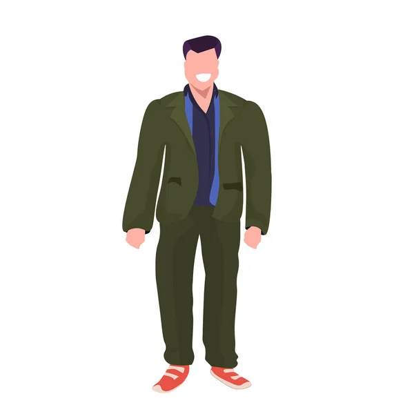 Dikke zwaarlijvige man staande pose glimlachend overgewicht casual kerel obesitas concept mannelijke cartoon karakter volle lengte platte witte achtergrond — Stockvector