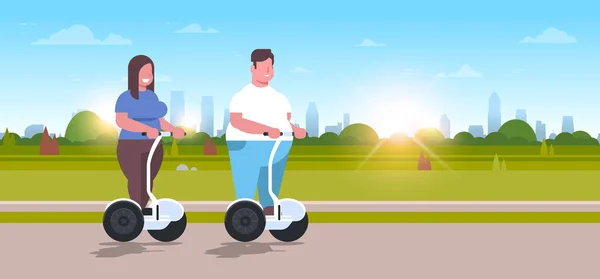 Υπέρβαροι ζευγάρι Καβάλα αυτο εξισορρόπησης σκούτερ πόλης πάρκο παχύσαρκος άνδρας γυναίκα σε ηλεκτρικό gyroscooter βάρος απώλεια έννοια πλήρους μήκους εξωτερική τοπίο φόντο οριζόντια — Διανυσματικό Αρχείο