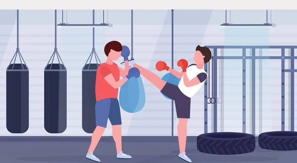 Δύο μπόξερ εκπαίδευση κλωτσιά πυγμαχίας μαχητές ασκήσεις στην άσκηση μαζί σύγχρονη πάλη club με σάκοι υγιεινού τρόπου ζωής έννοια οριζόντιας και επίπεδης πλήρους μήκους γάντια — Διανυσματικό Αρχείο