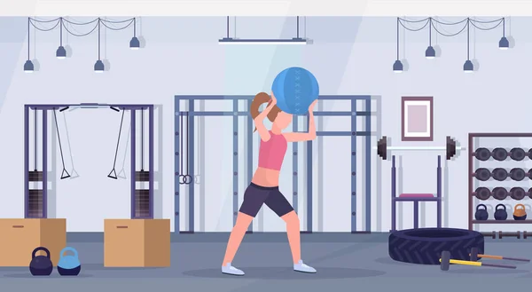 运动的女人做交叉健身与医药皮革球女孩训练有氧运动概念现代健身房健身工作室俱乐部内部水平全长 — 图库矢量图片