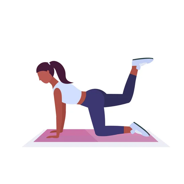 Sportliche Frau macht Fitnessübungen auf Yogamatte afrikanische Amerikanerin trainiert im Fitnessstudio Aerobic Workout gesunder Lebensstil Konzept flachen weißen Hintergrund — Stockvektor
