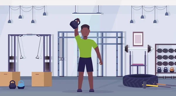 Hombre deportivo haciendo ejercicios con kettlebell afroamericano chico entrenamiento en gimnasio estilo de vida saludable concepto moderno club de salud estudio interior horizontal — Archivo Imágenes Vectoriales