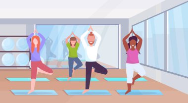 Sportif adam kadınlar grup yoga yaparken karışımı yarış insanlar meditasyon duran ağaç pozisyonda sağlıklı yaşam konsepti modern bir spor salonu studio iç boy çalışma egzersizleri