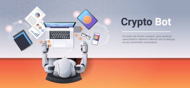 Kripto Döviz Ticaret bot zinciri kavramı bitcoin incelemesi robot işyeri masa üstü açı görünümü başı işleri düz yatay dizüstü kullanarak işyeri oturan engellemek