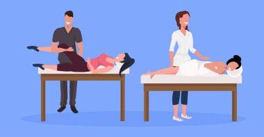 genç kadın müşterilerine geleneksel masaj adam kadın masör paltolu yatak lüks spa ve sağlıklı yaşam üzerinde yatan hastaların masaj zevk kavramı yatay tam uzunlukta mavi arka plan Merkezi