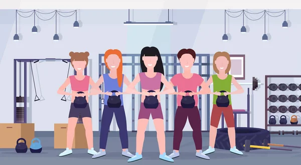 Esportes pessoas grupo fazendo exercícios com kettlebell meninas com cara formação em ginásio exercício saudável estilo de vida conceito moderno ginásio estúdio interior horizontal —  Vetores de Stock