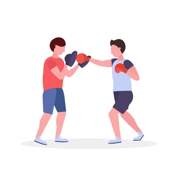 Dos hombres boxeadores ejercicio tailandés boxeo en guantes rojos pareja luchadores practicando en el club de lucha estilo de vida saludable concepto plano fondo blanco — Archivo Imágenes Vectoriales