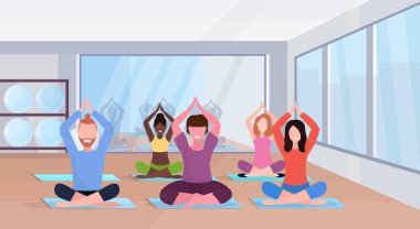 Sportif insanlar yoga egzersizleri yapıyor lotus poz oturan yarış Erkekler fitness sağlıklı yaşam konsepti modern bir spor salonu iç tam uzunlukta yatay çalışan kadınlar karıştırın.