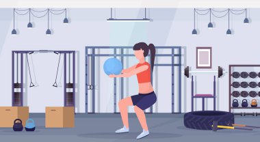 Sportif kadın fitness topu kız eğitim aerobik egzersiz sağlıklı yaşam konsepti sıklığı düz yatay modern bir spor salonu iç bodur egzersizleri yapıyor