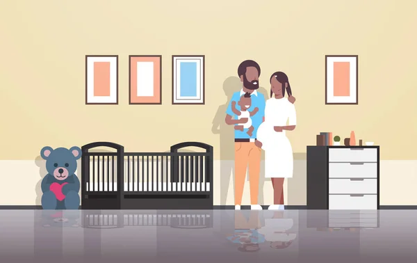 Marido con embarazo esposa celebración recién nacido bebé hijo de pie cerca de cuna afroamericana familia paternidad concepto moderno babys dormitorio interior piso de longitud completa — Vector de stock