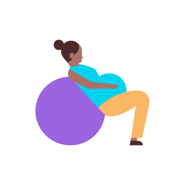 Вагітна жінка сидить на гімнастичному м'ячі робить вправи з йоги африканська дівчина, що займається фітнесом Вагітність здоровий спосіб життя концепція жіночий мультиплікаційний персонаж повної довжини білий фон — стоковий вектор