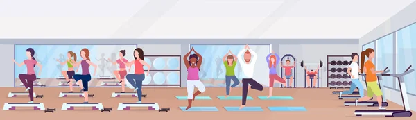 Mezcla raza personas haciendo ejercicios hombres mujeres haciendo ejercicio juntos entrenamiento en el gimnasio grupo clases entrenamiento estilo de vida saludable concepto moderno club de salud estudio interior horizontal banner vector ilustración — Archivo Imágenes Vectoriales