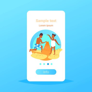 yarış çocuk deniz plaj yaz tatil kavramı erkek ve kız eğleniyor Sandcastle bina karışımı kum sahil düz dikey tam uzunlukta kopya alanı ile oynamak