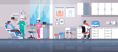 diş hekimi asistanı Delme dişleriyle adam hasta yatan diş hekimliği sandalye profesyonel diş ofis modern işyeri klinik iç mix yarış karakterleri tam uzunlukta düz yatay